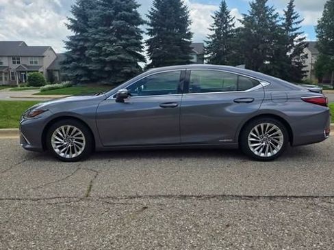 Used 2019 Lexus ES 300h w/ Accessory Package FWD image 7
