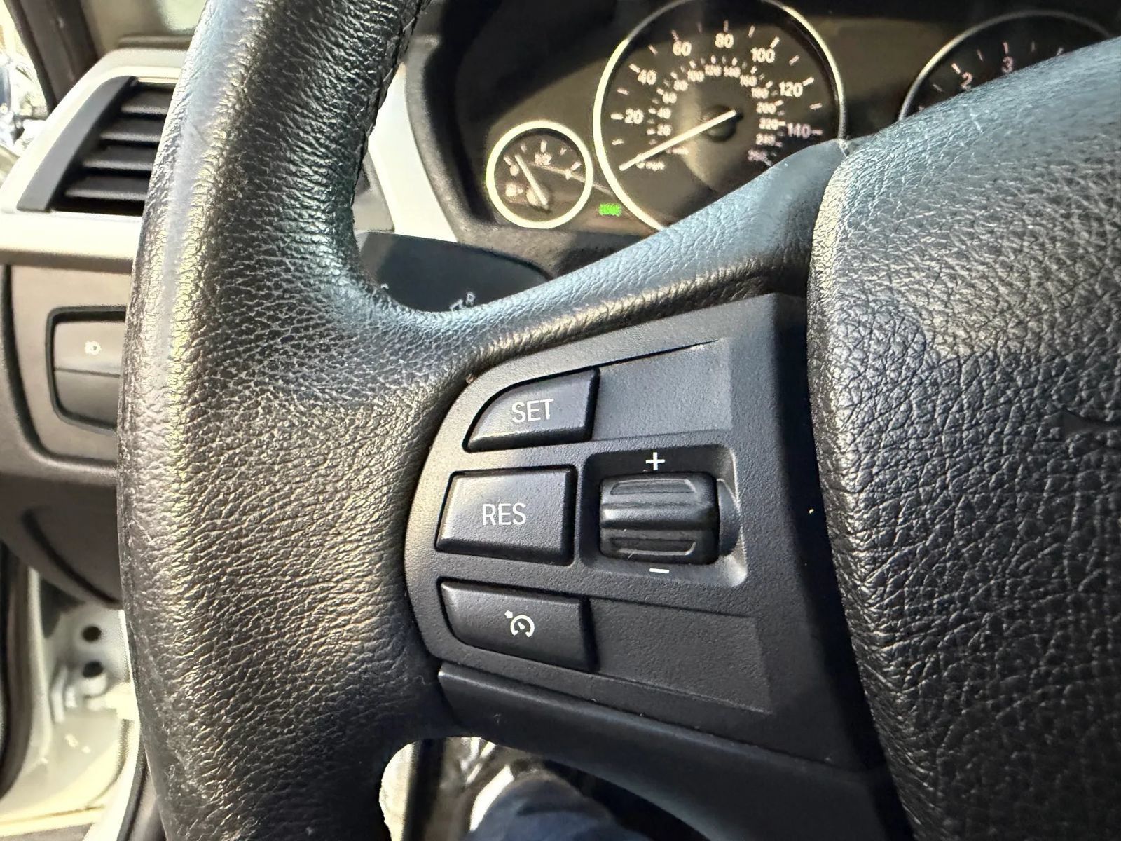 Used 2018 BMW 320i Sedan RWD image 18