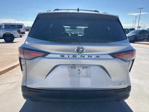 Used 2022 Toyota Sienna XLE FWD image 4