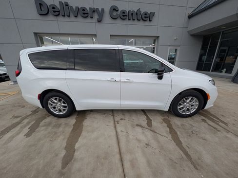 New 2026 Chrysler Pacifica Select FWD image 5