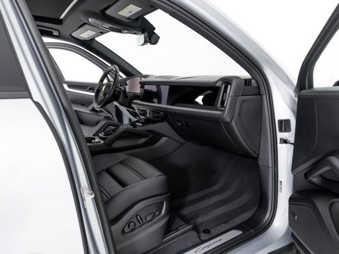 Used 2024 Porsche Cayenne image 32