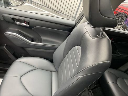 Used 2022 Toyota Highlander XLE image 31