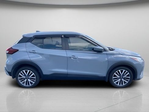Used 2023 Nissan Kicks SV FWD image 3
