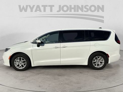 Used 2023 Chrysler Pacifica Touring-L FWD image 2
