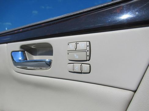 Used 2010 Cadillac DTS Luxury image 26