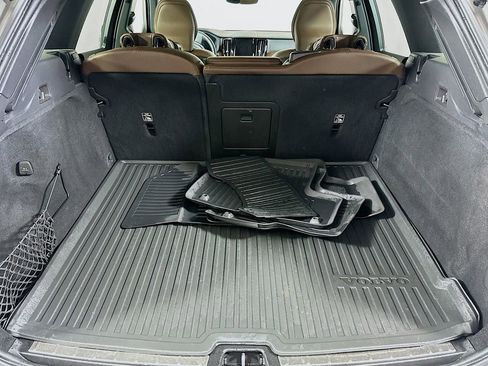 Used 2022 Volvo XC60 B5 Momentum w/ Advanced Package image 16