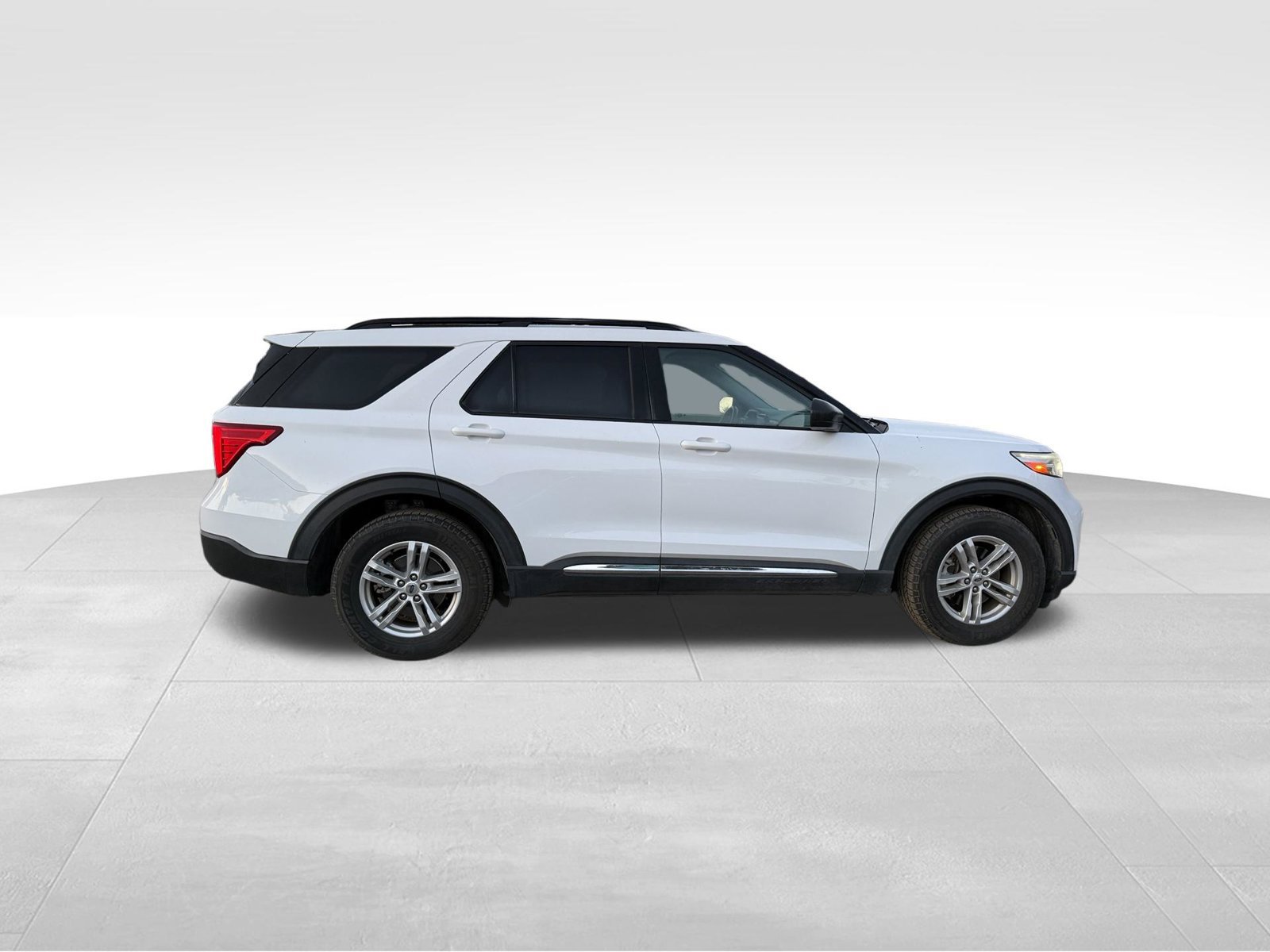 Used 2021 Ford Explorer XLT w/ Equipment Group 202A AWD/4WD image 2