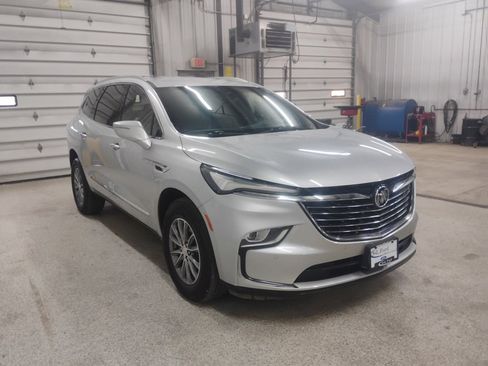 Used 2022 Buick Enclave Essence image 5