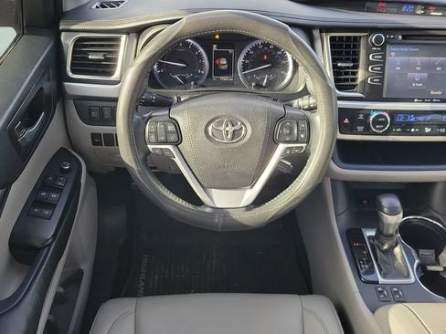Used 2019 Toyota Highlander XLE FWD image 12