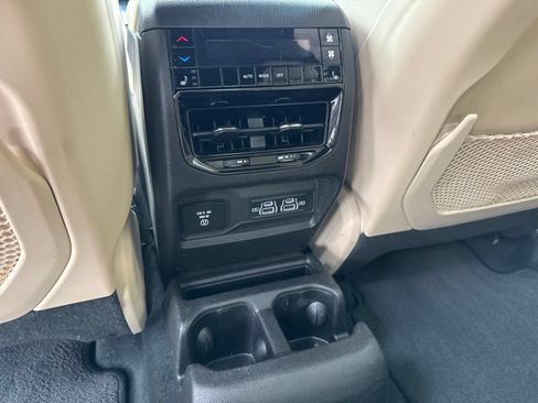 Used 2023 Jeep Grand Cherokee L Limited w/ Luxury Tech Group II AWD/4WD image 17