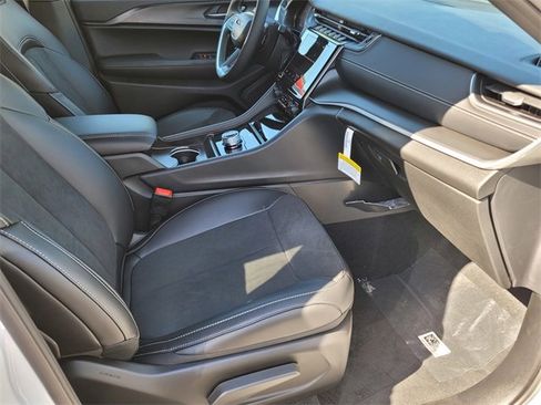 New 2025 Jeep Grand Cherokee Altitude image 15