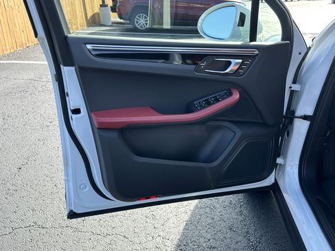 Used 2023 Porsche Macan image 10