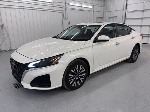 Used 2024 Nissan Altima 2.5 SV w/ SV Premium Package AWD/4WD image 12
