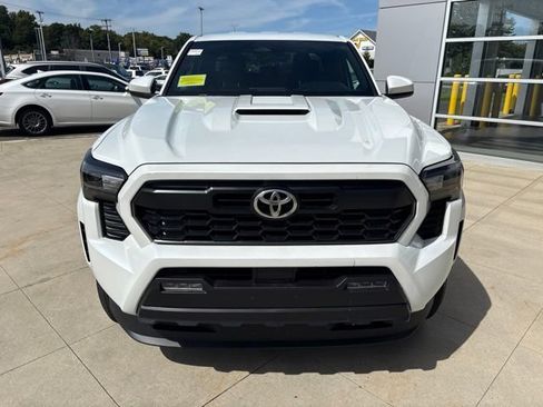Used 2025 Toyota Tacoma TRD Sport AWD/4WD image 2