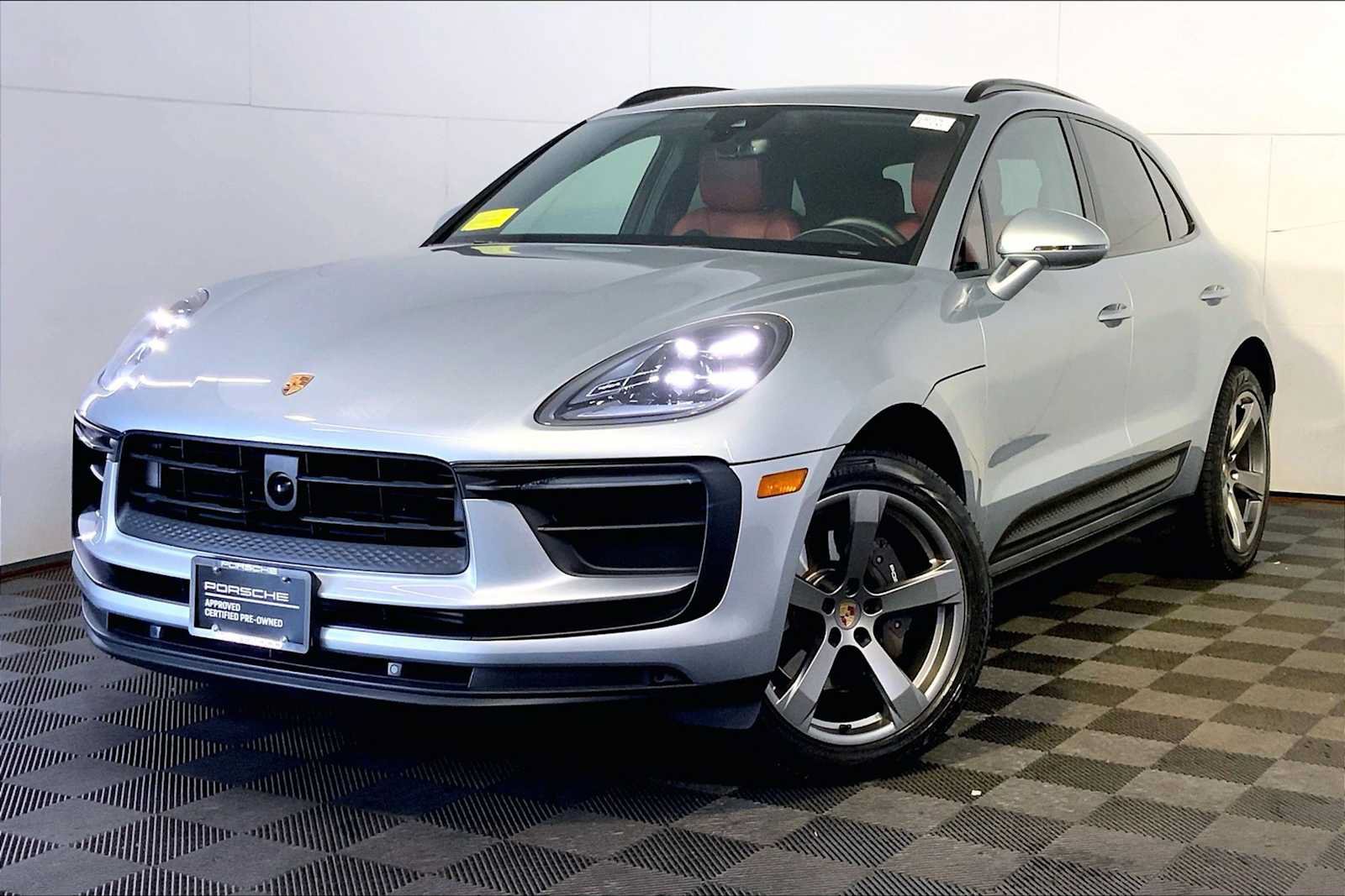 Certified 2023 Porsche Macan AWD/4WD image 1