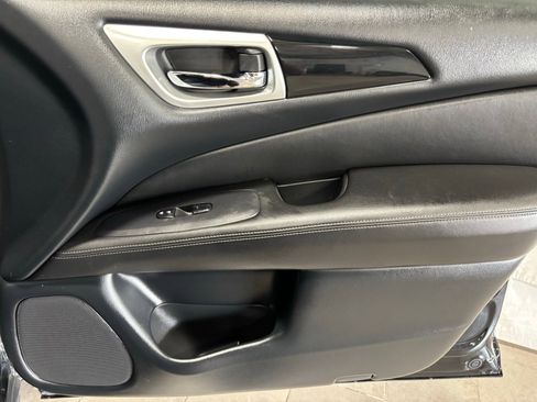 Used 2019 Nissan Pathfinder S image 17