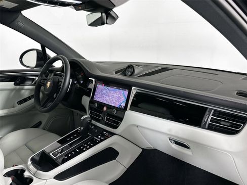 Certified 2024 Porsche Macan AWD/4WD image 23