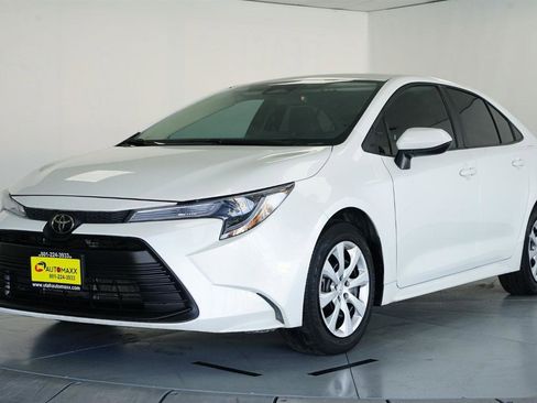Used 2025 Toyota Corolla LE image 3
