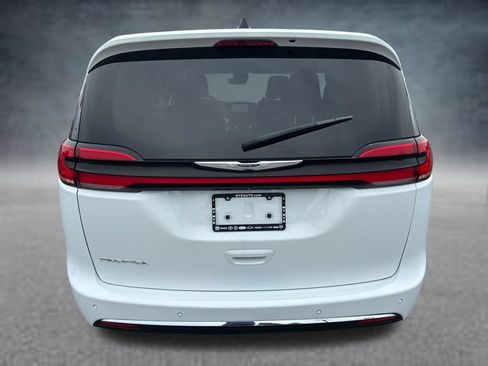 Used 2024 Chrysler Pacifica Touring-L FWD image 4