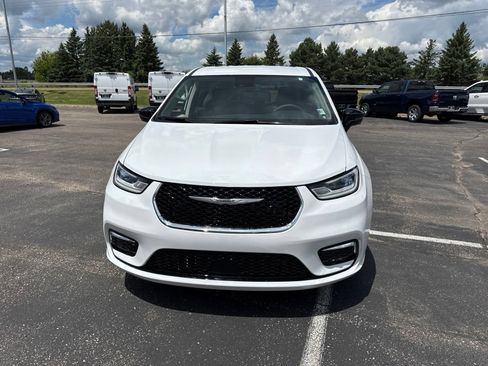 Used 2024 Chrysler Pacifica Touring-L AWD/4WD image 9