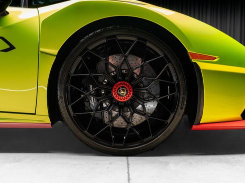 Used 2021 Lamborghini Huracan STO RWD image 4