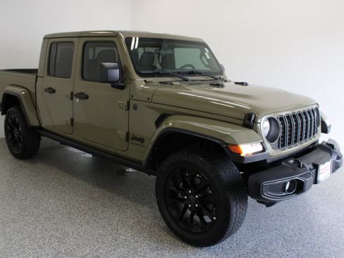 Used 2025 Jeep Gladiator Sport AWD/4WD image 4