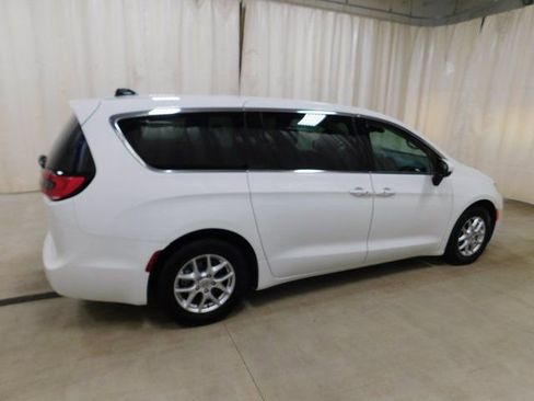 Used 2023 Chrysler Pacifica Touring-L image 3