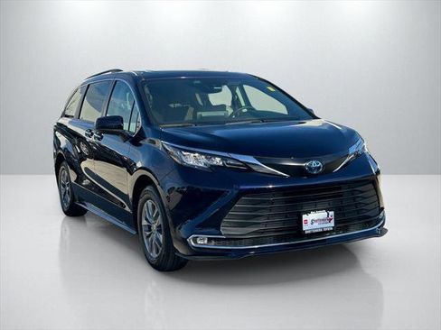 Certified 2023 Toyota Sienna XLE image 3