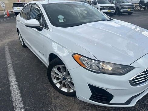 Used 2019 Ford Fusion SE FWD image 1