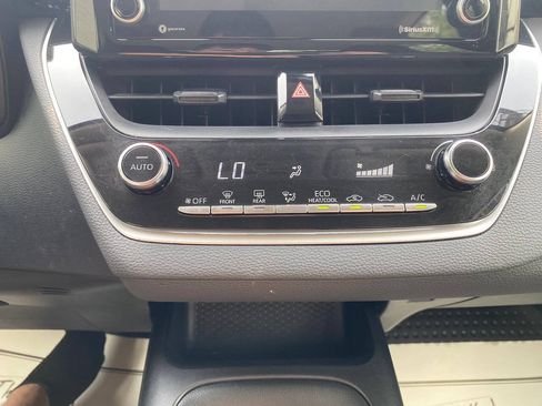 Used 2022 Toyota Corolla LE FWD image 38