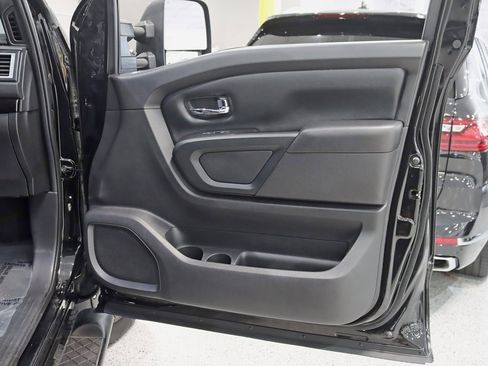 Used 2018 Nissan Titan SV w/ SV Convenience Package image 28