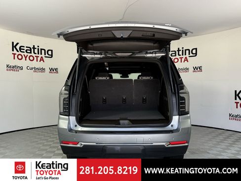Used 2025 Chevrolet Suburban LT w/ Comfort Package RWD image 17