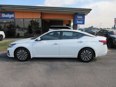 Used 2024 Nissan Altima 2.5 SV w/ SV Premium Package image 2