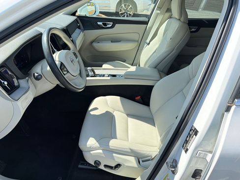 Used 2023 Volvo XC60 B5 Plus image 5