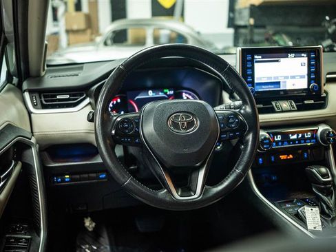 Used 2019 Toyota RAV4 Limited w/ Carpet Mat Package FWD image 16