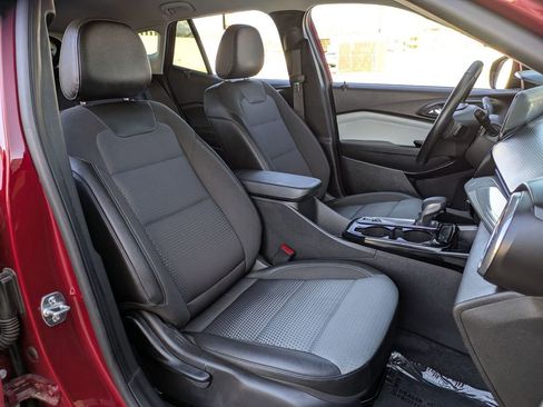 Used 2025 Chevrolet Trax LT w/ LT Convenience Package image 28