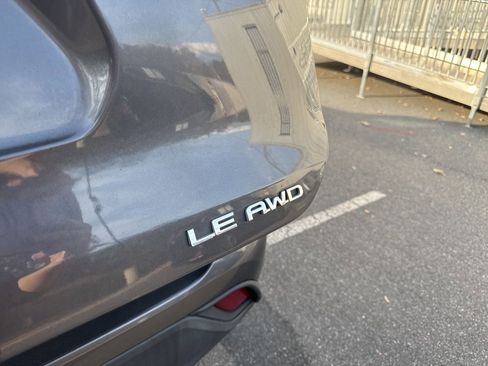 Used 2022 Toyota Highlander LE image 11