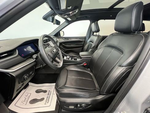 Used 2024 Jeep Grand Cherokee L Limited w/ Luxury Tech Group II image 4