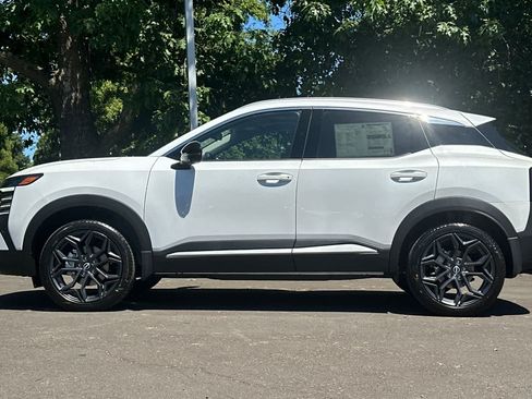 New 2026 Nissan Kicks SR w/ SR Premium Package AWD/4WD image 5