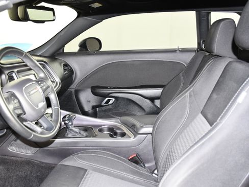 Used 2016 Dodge Challenger SXT RWD image 22