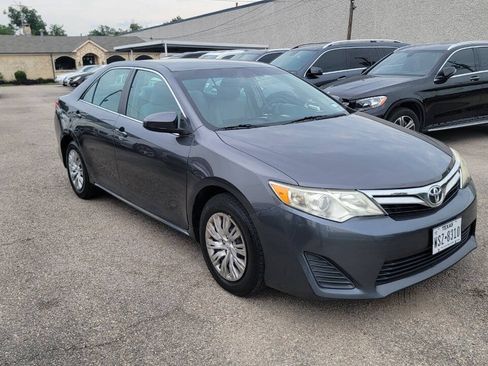 Used 2013 Toyota Camry LE FWD image 2