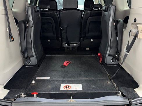 Used 2020 Chrysler Pacifica Touring-L FWD image 3