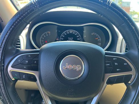 Used 2021 Jeep Grand Cherokee Laredo RWD image 17