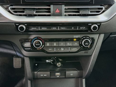 Used 2022 Kia Niro EX image 23