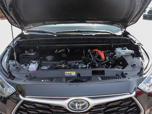 Used 2022 Toyota Highlander XLE AWD/4WD image 34