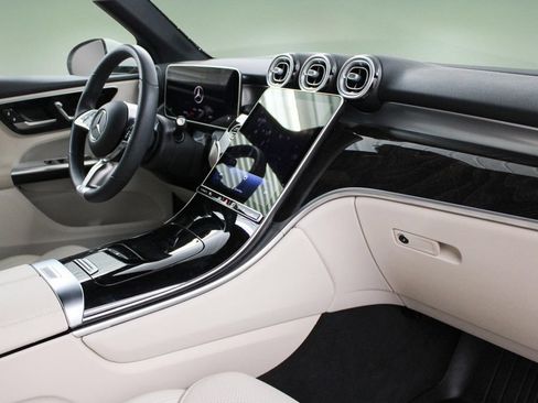 Used 2025 Mercedes-Benz GLC 300 image 22