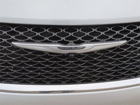 Certified 2024 Chrysler Pacifica Touring-L image 9