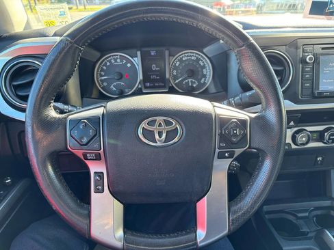 Used 2017 Toyota Tacoma SR5 image 7