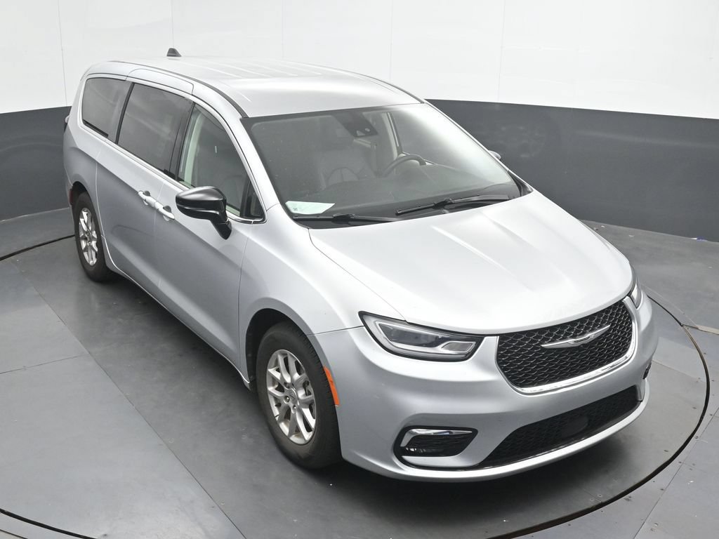 Used 2024 Chrysler Pacifica Touring-L FWD image 33