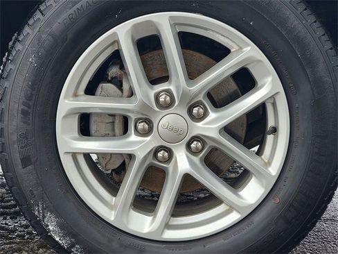 Certified 2023 Jeep Grand Cherokee Laredo X image 17